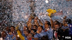 Uruguay celebra la copa décimo quinta en su hostoria, siendo así los máximos campeones de Copa América.