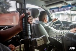 Guardabosques inspeccionan un área donde se están recuperando los bosques talados por miembros del crimen organizado, en Cherán, Estado de Michoacán, México.