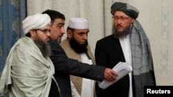 Anggota delegasi Taliban bersiap menghadiri pembicaraan damai multilateral Afghanistan di Moscow, 9 November 2018.