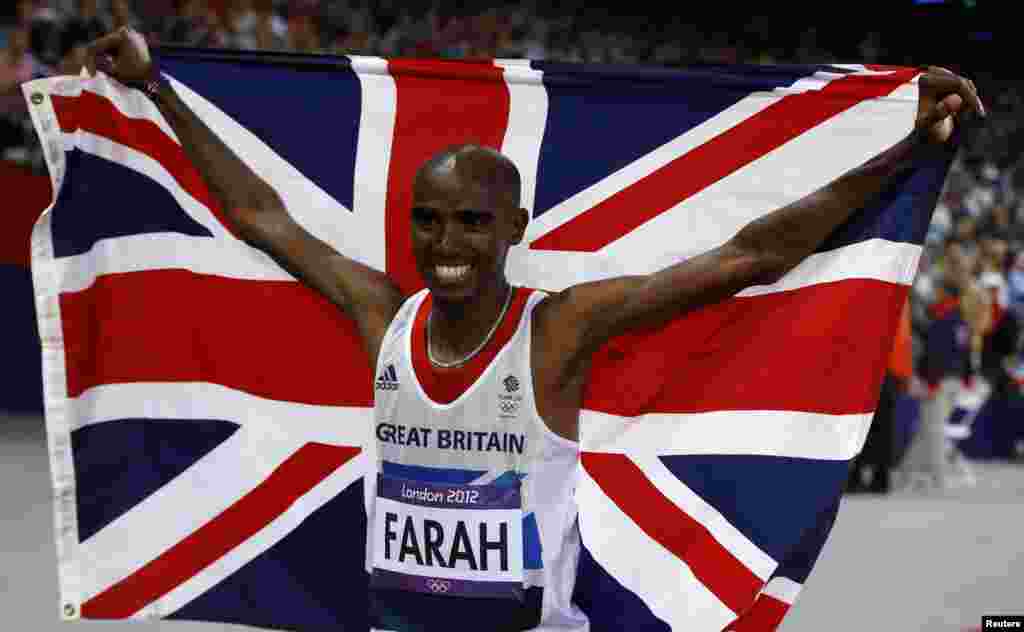 Mo Farah oo sita calanka Britain kaddib markii uu ku guuleystay orodka 10-ka kun ee mitir, London 2012 Olympic, August 4, 2012. 