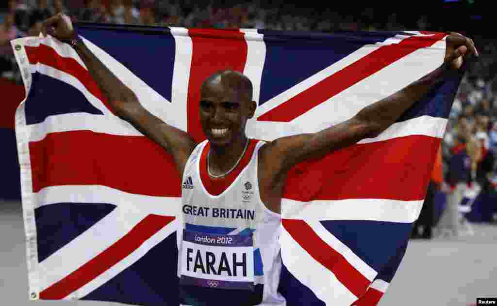 Mo Farah oo sita calanka Britain kaddib markii uu ku guuleystay orodka 10-ka kun ee mitir, London 2012 Olympic, August 4, 2012.