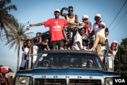 Supporters of the ruling All Congress Party ride a truck during a rally in Port Loko, Sierra Leone, March 3, 2018 (J. Patinkin/VOA)