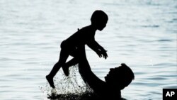 I muškarci su predodređeni za skrb o djeci: očevi imaju nižu razinu testosterona