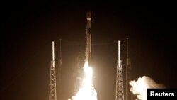 Roket SpaceX Falcon 9 yang membawa pesawat ruang angkasa pertama Israel yang dirancang untuk mendarat di bulan, lepas landas dari Stasiun Angkatan Udara Cape Canaveral di Florida, AS, 21 Februari 2019. 