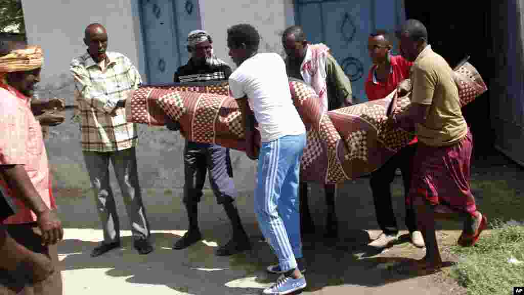 Des Somaliens portent les cadavres des civils tués dans dans l&#39;attentat à Magadiscio, Somalie, 27 février 2016.