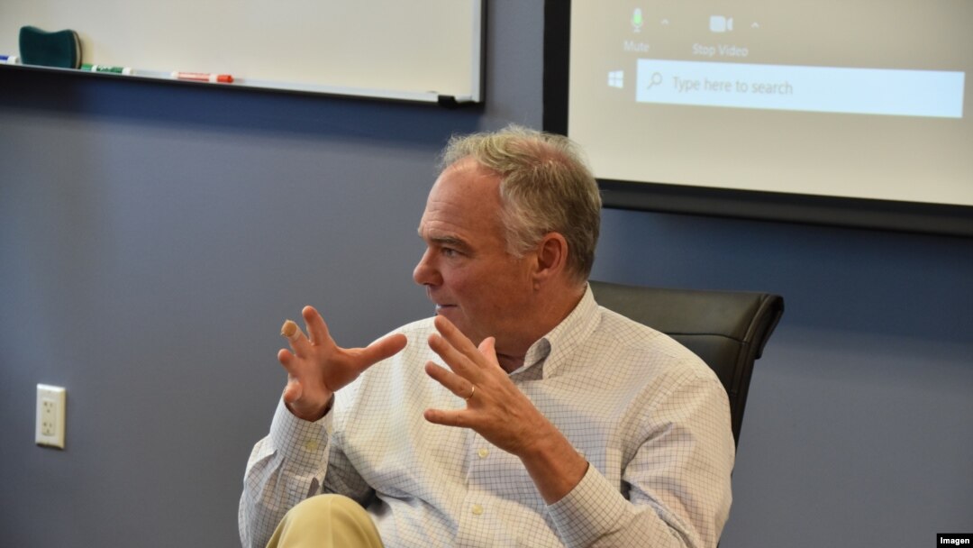El senador estadounidense Tim Kaine inició gestiones ante el gobierno del presidente Joe Biden para que inmigrantes guatemaltecos tengan un TPS, luego de su visita a Guatemala y otros países de la región. El legislador en evento en Virginia (Foto: VOA)