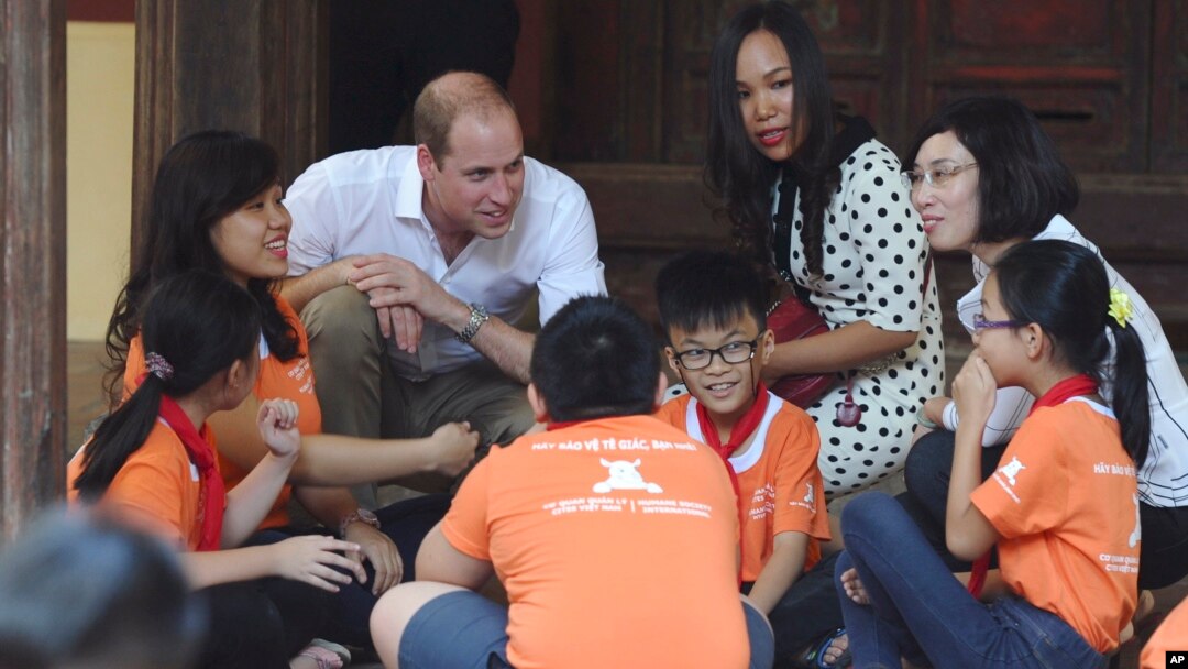 Pangeran Wiliam dari Inggris hari Rabu (16/11) berkunjung ke sebuah sekolah dan berbicara dengan para siswa di Hanoi, Vietnam. 