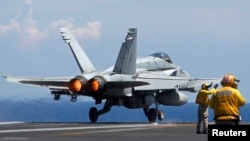 Chiến đấu cơ F/A-18 Hornet của Hải quân Mỹ cất cánh từ tàu sân bay USS Nimitz trong một cuộc tuần tra ở Biển Đông.