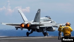 Chiến đấu cơ F/A 18 Hornet của Hải quân Mỹ cất cánh từ tàu sân bay USS Nimitz trong một cuộc tuần tra ở Biển Đông, tháng 5/2013.