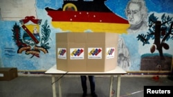 ARCHIVO - Una persona deposita su voto para las primarias del partido del Gobierno, de cara a las elecciones de noviembre, en Caracas, el 8 de agosto de 2021. 