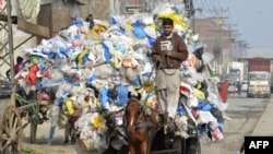 ایک اندازے کے مطابق کراچی میں روزانہ پانچ سے سات ہزار ٹن پلاسٹک کا کچرا پیدا ہوتا ہے۔ 