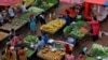 Sejumlah warga mendatangi pasar tradisional di Ahmedabad, India, pada 21 Agustus 2023. (Foto: Reuters/Amit Dave)