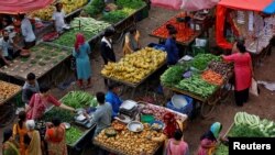 Sejumlah warga mendatangi pasar tradisional di Ahmedabad, India, pada 21 Agustus 2023. (Foto: Reuters/Amit Dave)