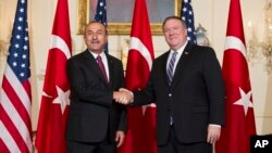 Menlu Amerika Mike Pompeo (kanan) dan Menlu Turki Mevlut Cavusoglu di Washington DC Senin (4/6) mencapai kesepakatan soal keamanan dan stabilitas di kota Manbij, Suriah utara. 