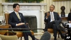 Presiden AS Barack Obama (kanan) saat menerima PM Jepang Shinzo Abe di Gedung Putih 22 Februari lalu. Kedua pemimpin melakukan pembicaraan via telepon Rabu (12/6). 