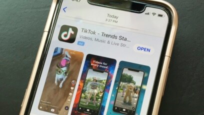 Biểu tượng của TikTok và WeChat trên một điện thoại di động.