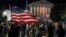 Multidão em frente ao Supremo Tribunal após o anúncio da morte de Ruth Bader Ginsburg