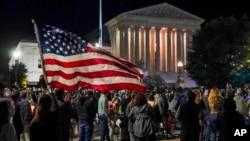 Американці прийшли до будівлі Верховного суду у Вашингтоні, щоб вшанувати пам'ять судді Рут Бейдер Гінсбург, яка померла 18 вересня 2020 року