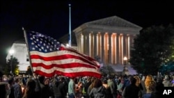 Ljudi se okupljaju ispred zdanja Vrhovnog suda 19. septembra 2020. uveče, kako bi odali počast preminuoj sudiji tog suda Ruth Bader Ginsburg.