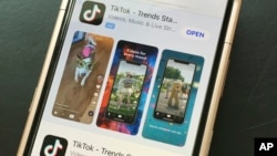 L'application TikTok est très populaire auprès des jeunes influenceurs et influenceuses dans le monde. (photo d'illustration-AP) 