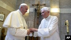 Archivo - El papa Francisco (izquierda) y el papa emérito Benedicto XVI durante una reunión el 28 de junio de 2017 en el Vaticano.