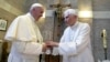 ARCHIVO-El papa Francisco, a la izquierda, y el papa emérito Benedicto XVI, se saludan en el Vaticano, el miércoles 28 de junio de 2017.