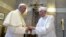Archivo - El papa Francisco (izquierda) y el papa emérito Benedicto XVI durante una reunión el 28 de junio de 2017 en el Vaticano.