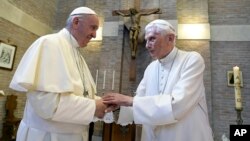 ARCHIVO-El papa Francisco, a la izquierda, y el papa emérito Benedicto XVI, se saludan en el Vaticano, el miércoles 28 de junio de 2017.