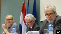 رئیس جمهور فرانسه در سفر به بیروت با بازماندگان قربانیان انفجار بزرگ پایتخت لبنان دیدار و همدردی کرد. 