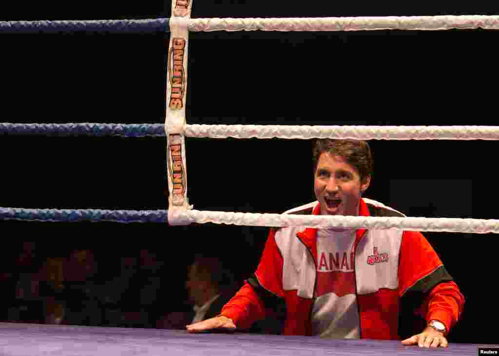 Canada&#39;s Prime Minister Justin Trudeau cheers during a charity boxing event in Montreal, Quebec, Aug. 23, 2017.