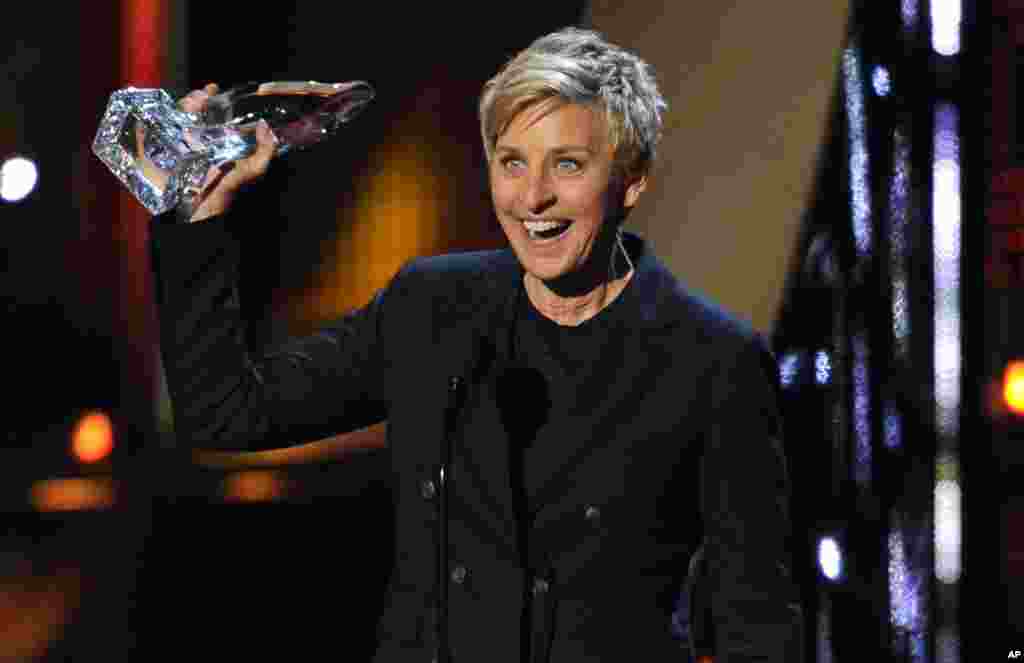 N.5 - Ellen DeGeneres Segundo a Q, a apresentadora de TV é a personalidade que os americanos mais gostam de ver na TV diariamente. Ela conseguiu bater dois records este anos em apenas 24 horas: o primeiro foi quando tirou uma selfie com as celebridades dos Oscars em plena cerimónia - foi a foto mais vista e retweetada de todos os tempos, ultrapassando o record anterior, do Presidente Barack Obama. No dia seguinte, o seu programa tornou-se no programa mais visto, no ar há 11 anos, este foi o segundo record. Ellen tem uma produtora e está a trabalhar em shows pilotos.