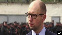 PM Ukraina Arseniy Yatsenyuk mengatakan Rusia mungkin berusaha mengganggu pemilihan hari Minggu (foto: dok).