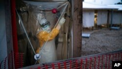 Un agent de santé entre dans une nacelle d'isolement pour traiter un patient Ebola dans un centre de traitement à Beni, en République démocratique du Congo, le 13 juillet 2019.