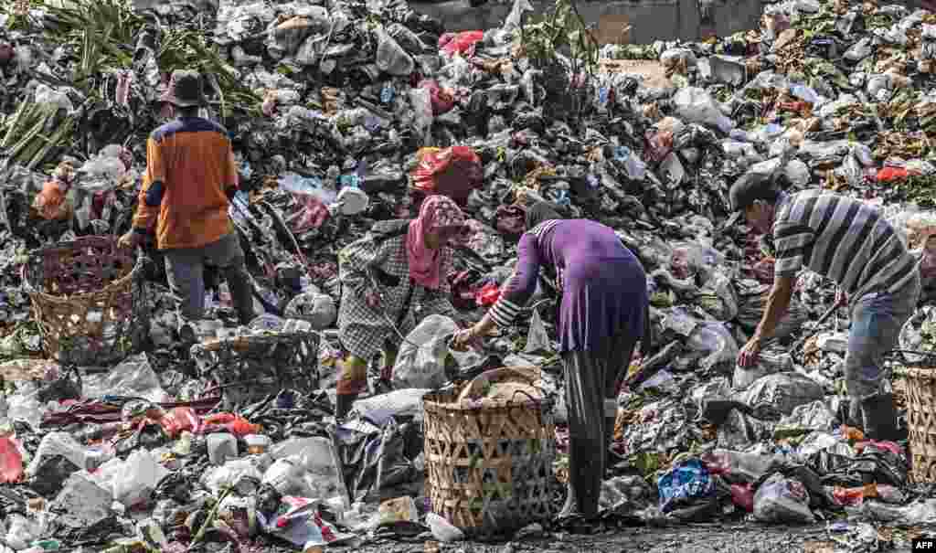 Para pemulung mencari barang-barang yang masih bisa dijual di tempat pembuangan sampah di Jakarta.