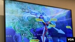 中国解放军2012年亚洲军事地图以龙头与三支箭头展示对亚洲军事规划，前美国情报官法内尔2019年12月9日在全球台湾研究中心座谈会提出此图片（美国之音锺辰芳拍摄）