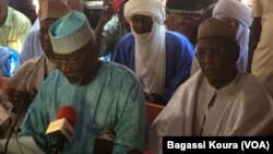 Juru bicara koalisi oposisi Niger, Amadou Djibo (kiri) memberikan keterangan kepada media (foto: dok).