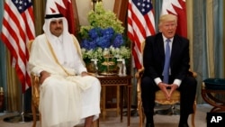 May oyida Riyodga safar qilgan Tramp Qatar amiri Tamim bin Hamad al-Taniy bilan ko'rishgan edi, Saudiya Arabistoni, 21-may, 2017-yil
