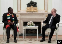 UMongameli Emmerson Mnangagwa uxoxa loMongameli Vladmir Putin