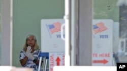 17일 미국 플로리다주 주피터의 프라이머리(예비선거) 투표소에서 선거보조위원이 장갑을 착용하고 있다.
