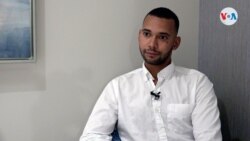 Andrés Eloy Bueno durante una entrevista con la Voz de América. Foto: Antoni Belchi / VOA.