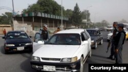 نیروهای امنیتی افغان هنگام بازرسی وسایط