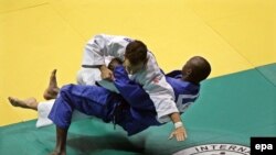 Le Grec Viktor Karampourniotis combattant le Nigérien Ahmed Goumar dans la catégorie des moins de 73 kg lors du championnat du monde de judo de 2013, à Rio de Janeiro, Brésil, le 28 août 2013. EPA/ANTONIO LACERDA