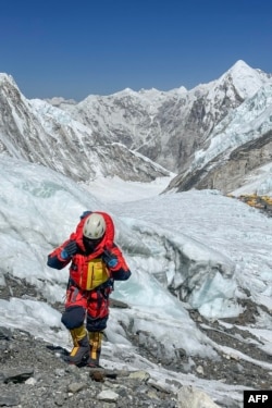 Seorang pendaki tengah berupaya mencapai puncak Gunung Everest di Nepal pada 4 Mei 2024. (Foto: AFP/Tsering Pemba Sherpa)