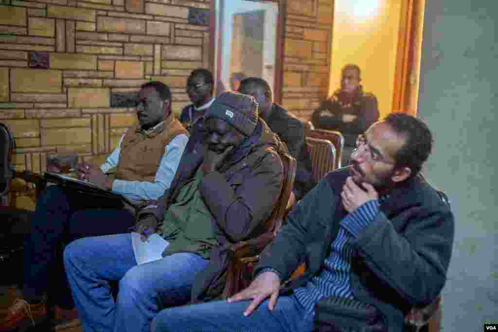 A diverse group of Egyptians and Sudanese attend a conference at Yasser Farag&#39;s office in downtown Cairo. (H. Elrasam/VOA)