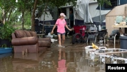 Residents clear debris, assess damages after Hurricane Beryl moves through southern Texas