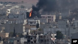 Kebakaran di kota Kobani, Suriah, terlihat dari puncak bukit Suruc, perbatasan Turki-Suriah, 13 November 2014 (Foto: dok).