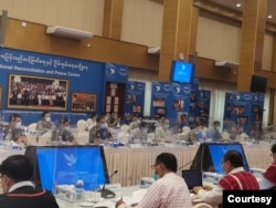 ေနျပည္ေတာ္မွာ က်င္းပတဲ့ အစုိးရနဲ႔ တုိင္းရင္းသားလက္နက္ကုိင္အဖြဲ႔ ကုိယ္စားလွယ္ေတြ ေဆြးေႏြးပြဲ တက္ေရာက္ၾကသူမ်ား။ (ၾသဂုတ္ ၁၊ ၂၀၂၀။ ဓာတ္ပုံ - ဦးလွေမာင္ေရႊ)