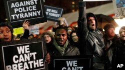 Demonstrasi menentang kekerasan polisi di Columbus Circle, New York (5/12). (AP/Jason DeCrow)