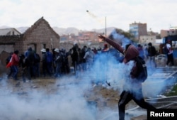 Manifestantes chocan con las fuerzas de seguridad durante una protesta en Juliaca, región del Puno, en el sur de Perú el 9 de enero de 2023.