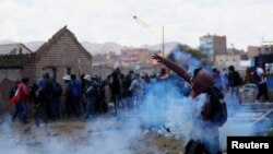 Demonstran bentrok dengan pasukan keamanan selama protes menuntut pemilihan dini dan pembebasan mantan Presiden Pedro Castillo yang dipenjara, dekat bandara Juliaca, di Juliaca, Peru 9 Januari 2023. (REUTERS/Hugo Courotto)